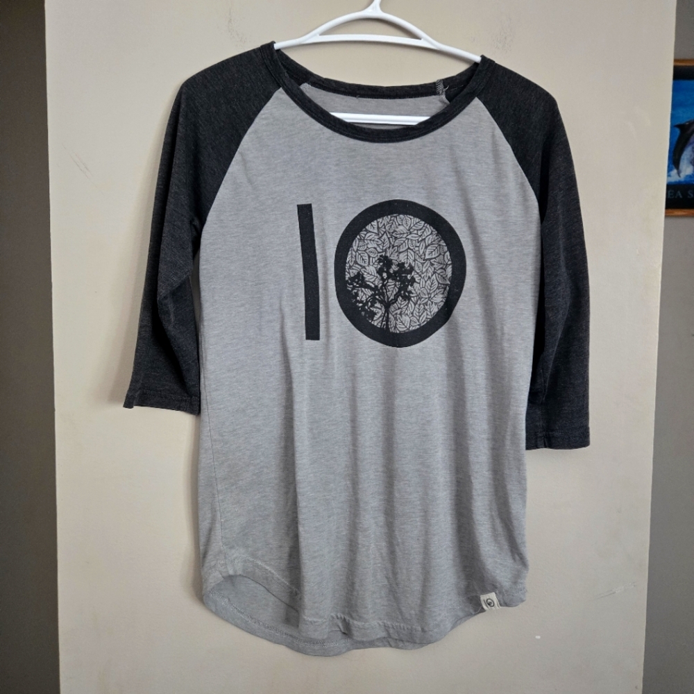 tentree Gray and Black Raglan Graphic Tee